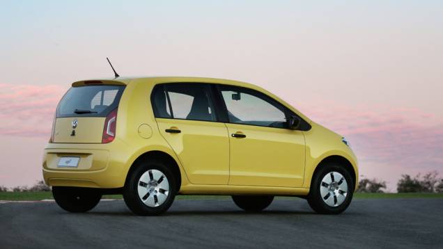 Com maçanetas e espelhos retrovisores de plástico preto e calotas aro 13, ele é a porta de entrada da linha | <a href="https://gutenberg.quatrorodas.abril.com.br/carros/lancamentos/volkswagen-up-772368.shtml" rel="migration">Leia mais</a> Com maçanetas e espelhos retrovisores de plástico preto e calotas aro 13, ele é a porta de entrada da linha | <a href="https://gutenberg.quatrorodas.abril.com.br/carros/lancamentos/volkswagen-up-772368.shtml" rel="migration">Leia mais</a>