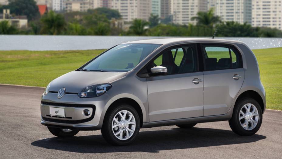 A terceira versão é a high up!, mais requintada e com ar esportivo, por R$ 34.990 | <a href="https://gutenberg.quatrorodas.abril.com.br/carros/lancamentos/volkswagen-up-772368.shtml" rel="migration">Leia mais</a>