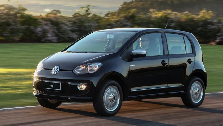 Eis a versão mais cara do up!, que a VW divide em três versões, disponível por R$ 39.390. A única diferença entre elas está apenas na cor, como indicam os nomes white, red e black; esta é a black up! | <a href="https://gutenberg.quatrorodas.abril.com.br/carros/lanca" rel="migration"></a>