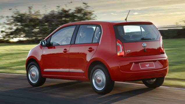 O red up! pode agradar os fãs de esportividade; note a tampa do porta-malas de aço em vez de vidro, como nos carros vendidos na Europa | <a href="https://gutenberg.quatrorodas.abril.com.br/carros/lancamentos/volkswagen-up-772368.shtml" rel="migration">Leia mais</a> O red up! pode agradar os fãs de esportividade; note a tampa do porta-malas de aço em vez de vidro, como nos carros vendidos na Europa | <a href="https://gutenberg.quatrorodas.abril.com.br/carros/lancamentos/volkswagen-up-772368.shtml" rel="migration">Leia mais</a>
