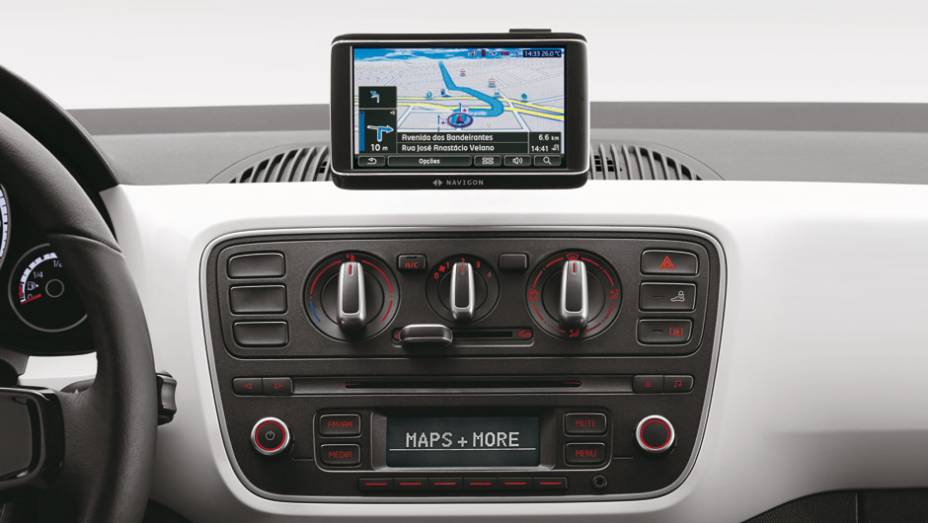 A tela do sistema multimídia Maps & More exibe informações de GPS, música e computador de bordo | <a href="https://gutenberg.quatrorodas.abril.com.br/carros/lancamentos/volkswagen-up-772368.shtml" rel="migration">Leia mais</a>