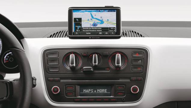 A tela do sistema multimídia Maps & More exibe informações de GPS, música e computador de bordo | <a href="https://gutenberg.quatrorodas.abril.com.br/carros/lancamentos/volkswagen-up-772368.shtml" rel="migration">Leia mais</a> A tela do sistema multimídia Maps & More exibe informações de GPS, música e computador de bordo | <a href="https://gutenberg.quatrorodas.abril.com.br/carros/lancamentos/volkswagen-up-772368.shtml" rel="migration">Leia mais</a>