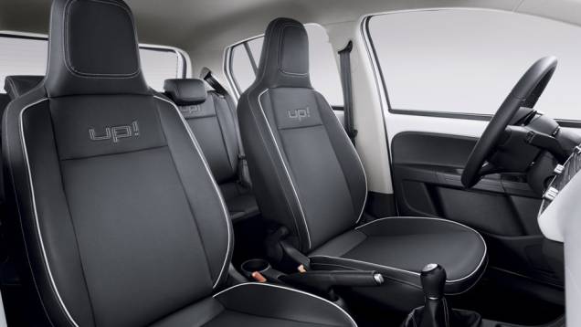 Os bancos da versão mais recheada são revestidos de couro sintético | <a href="https://gutenberg.quatrorodas.abril.com.br/carros/lancamentos/volkswagen-up-772368.shtml" rel="migration">Leia mais</a> Os bancos da versão mais recheada são revestidos de couro sintético | <a href="https://gutenberg.quatrorodas.abril.com.br/carros/lancamentos/volkswagen-up-772368.shtml" rel="migration">Leia mais</a>