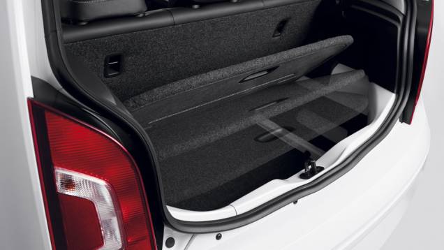 Diminuto, o porta-malas traz uma bandeja porta-objetos debaixo do assoalho | <a href="https://gutenberg.quatrorodas.abril.com.br/carros/lancamentos/volkswagen-up-772368.shtml" rel="migration">Leia mais</a> Diminuto, o porta-malas traz uma bandeja porta-objetos debaixo do assoalho | <a href="https://gutenberg.quatrorodas.abril.com.br/carros/lancamentos/volkswagen-up-772368.shtml" rel="migration">Leia mais</a>