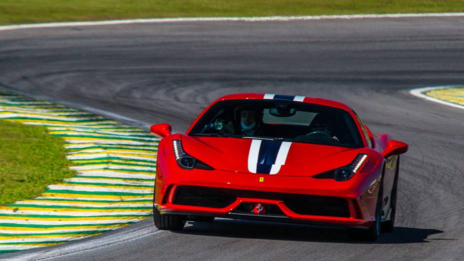 Versão (ainda mais) esportiva da 458 Italia, a 458 Speciale já está no Brasil | <a href="https://gutenberg.quatrorodas.abril.com.br/noticias/fabricantes/ferrari-traz-458-speciale-brasil-785214.shtml" rel="migration">Leia mais</a>