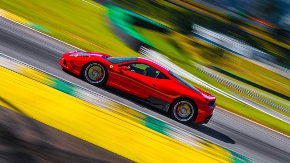 Recheada de novos itens aerodinâmicos e alterações mecânicas, ela chega aos 325 km/h | <a href="https://gutenberg.quatrorodas.abril.com.br/noticias/fabricantes/ferrari-traz-458-speciale-brasil-785214.shtml" rel="migration">Leia mais</a>