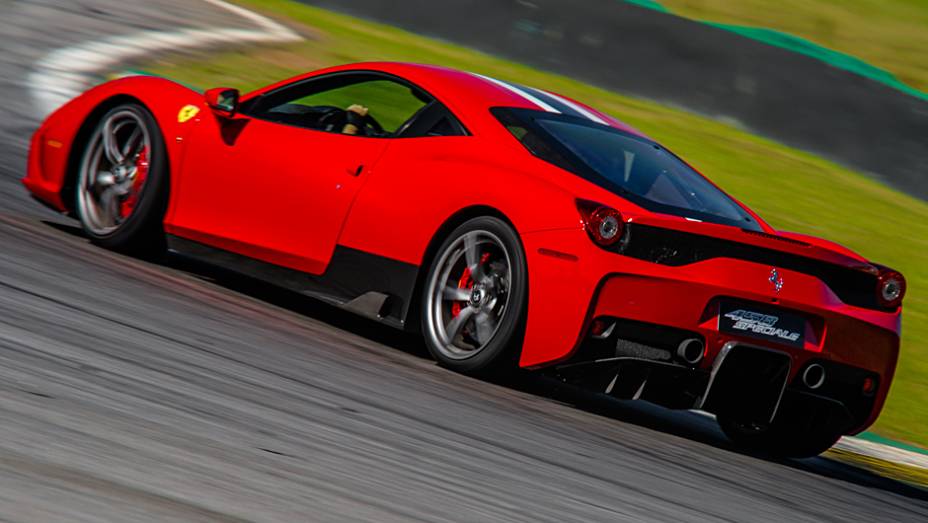 Na traseira, o extrator foi redesenhado para melhorar o fluxo de ar | <a href="https://gutenberg.quatrorodas.abril.com.br/noticias/fabricantes/ferrari-traz-458-speciale-brasil-785214.shtml" rel="migration">Leia mais</a>