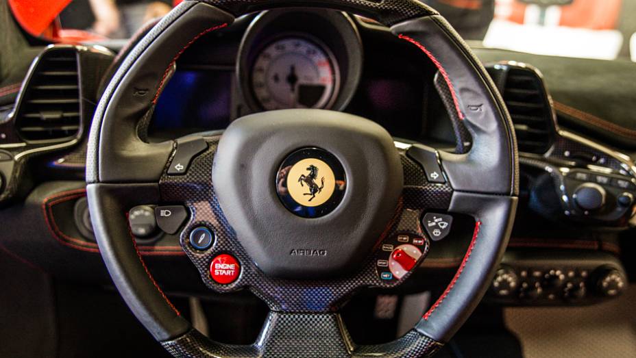Partida por botão e seletor giratório dos modos de condução fazem o motorista se sentir em um carro de F-1 | <a href="https://gutenberg.quatrorodas.abril.com.br/noticias/fabricantes/ferrari-traz-458-speciale-brasil-785214.shtml" rel="migration">Leia mais</a>