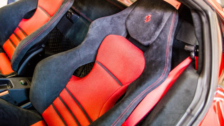 Bancos esportivos são revestidos em Alcantara e têm um tratamento para não ficar molhado com o suor do corpo dos ocupantes | <a href="https://gutenberg.quatrorodas.abril.com.br/noticias/fabricantes/ferrari-traz-458-speciale-brasil-785214.shtml" rel="migration">Leia mais</a>