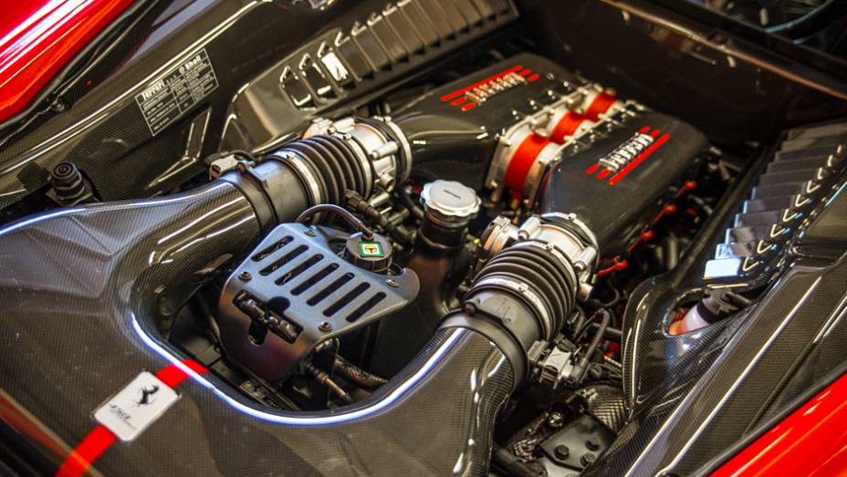 O motor 4.5 V8 recebeu várias mudanças para render 605 cv, um incremento de 35 cv frente a 458 Italia | <a href="https://gutenberg.quatrorodas.abril.com.br/noticias/fabricantes/ferrari-traz-458-speciale-brasil-785214.shtml" rel="migration">Leia mais</a>