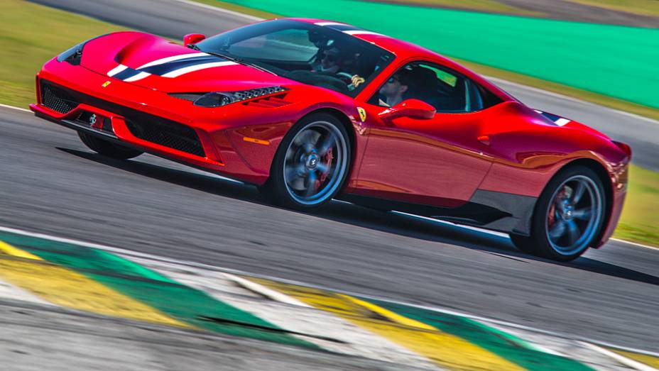 No capô há duas novas entradas de ar e três aberturas acima de cada para-lama | <a href="https://gutenberg.quatrorodas.abril.com.br/noticias/fabricantes/ferrari-traz-458-speciale-brasil-785214.shtml" rel="migration">Leia mais</a>