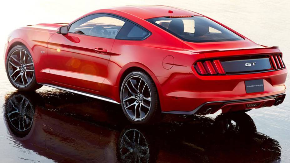 A traseira tem as tradicionais lanternas divididas em três partes | <a href="https://gutenberg.quatrorodas.abril.com.br/carros/lancamentos/ford-mustang-2015-762332.shtml" rel="migration">Leia mais</a>