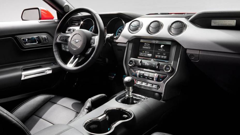 Bastante parecido com o do seu antecessor, o interior está mais aconchegante | <a href="https://gutenberg.quatrorodas.abril.com.br/carros/lancamentos/ford-mustang-2015-762332.shtml" rel="migration">Leia mais</a>