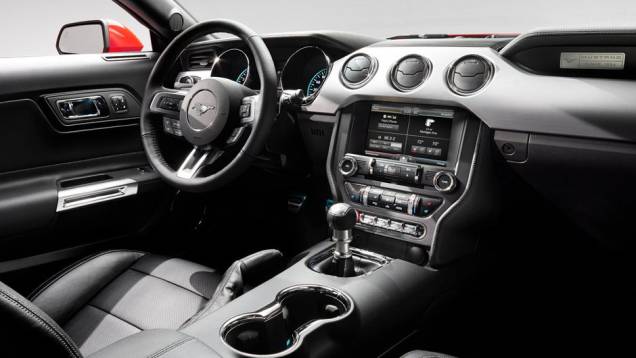 Bastante parecido com o do seu antecessor, o interior está mais aconchegante | <a href="https://gutenberg.quatrorodas.abril.com.br/carros/lancamentos/ford-mustang-2015-762332.shtml" rel="migration">Leia mais</a> Bastante parecido com o do seu antecessor, o interior está mais aconchegante | <a href="https://gutenberg.quatrorodas.abril.com.br/carros/lancamentos/ford-mustang-2015-762332.shtml" rel="migration">Leia mais</a>