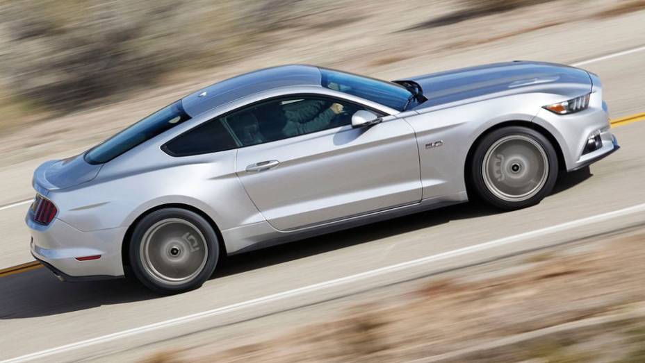 O para-brisa mais inclinado deixou o Mustang mais esportivo | <a href="https://gutenberg.quatrorodas.abril.com.br/carros/lancamentos/ford-mustang-2015-762332.shtml" rel="migration">Leia mais</a>