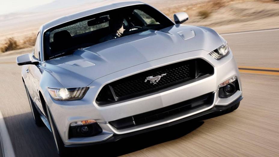 O capô ganhou vincos e os para-lamas foram alargados | <a href="https://gutenberg.quatrorodas.abril.com.br/carros/lancamentos/ford-mustang-2015-762332.shtml" rel="migration">Leia mais</a>