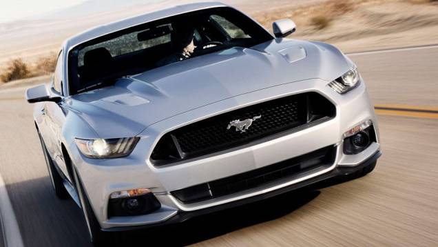 O capô ganhou vincos e os para-lamas foram alargados | <a href="https://gutenberg.quatrorodas.abril.com.br/carros/lancamentos/ford-mustang-2015-762332.shtml" rel="migration">Leia mais</a> O capô ganhou vincos e os para-lamas foram alargados | <a href="https://gutenberg.quatrorodas.abril.com.br/carros/lancamentos/ford-mustang-2015-762332.shtml" rel="migration">Leia mais</a>