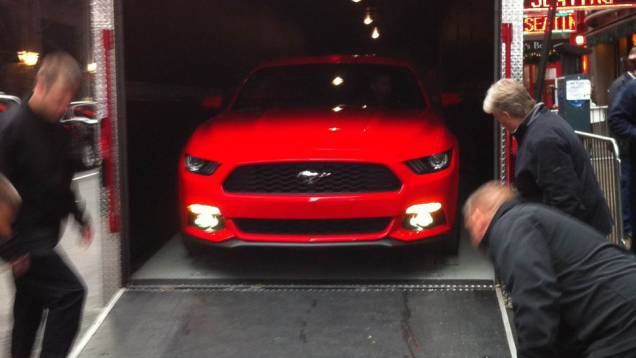 A Ford apresentou nesta quinta-feira, 5 de dezembro, o novo Mustang simultaneamente em cinco lugares do mundo; QUATRO RODAS acompanhou a revelação na Times Square, em Nova York (EUA) | <a href="https://gutenberg.quatrorodas.abril.com.br/carros/lancamentos/ford-musta" rel="migration"></a> A Ford apresentou nesta quinta-feira, 5 de dezembro, o novo Mustang simultaneamente em cinco lugares do mundo; QUATRO RODAS acompanhou a revelação na Times Square, em Nova York (EUA) | <a href="https://gutenberg.quatrorodas.abril.com.br/carros/lancamentos/ford-musta" rel="migration"></a>