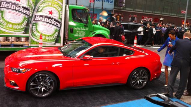 Mais esguio, o esportivo incorpora a nova identidade visual da Ford, especialmente no visual frontal | <a href="https://gutenberg.quatrorodas.abril.com.br/carros/lancamentos/ford-mustang-2015-762332.shtml" rel="migration">Leia mais</a> Mais esguio, o esportivo incorpora a nova identidade visual da Ford, especialmente no visual frontal | <a href="https://gutenberg.quatrorodas.abril.com.br/carros/lancamentos/ford-mustang-2015-762332.shtml" rel="migration">Leia mais</a>