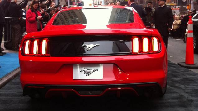 Atrás, as lanternas divididas em três seções, marca registrada do carro | <a href="https://gutenberg.quatrorodas.abril.com.br/carros/lancamentos/ford-mustang-2015-762332.shtml" rel="migration">Leia mais</a> Atrás, as lanternas divididas em três seções, marca registrada do carro | <a href="https://gutenberg.quatrorodas.abril.com.br/carros/lancamentos/ford-mustang-2015-762332.shtml" rel="migration">Leia mais</a>
