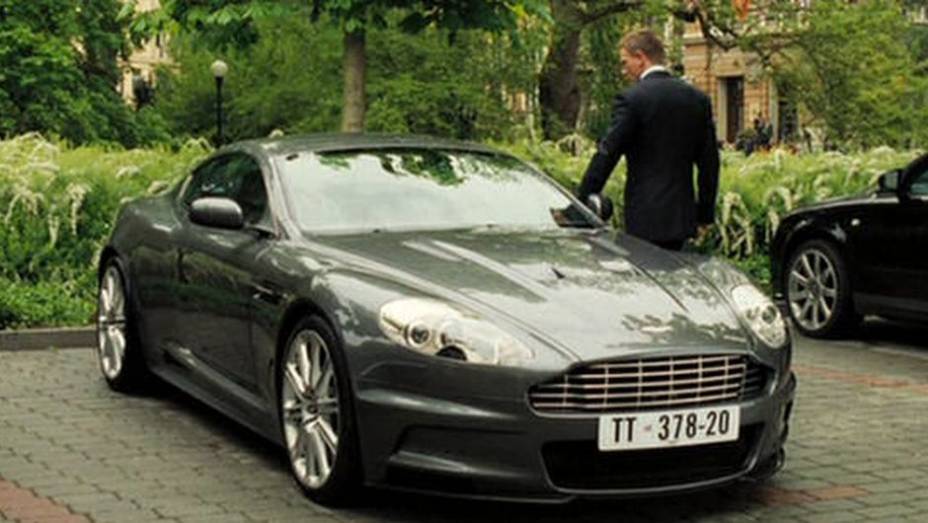 2006: Mas, como não poderia faltar, algumas das cenas mais eletrizantes são feitas com um Aston Martin, o DBS V12. | <a href="%20https://gutenberg.quatrorodas.abril.com.br/blogs/planeta-carro/2012/11/07/licenca-para-acelerar/" rel="migration">Leia mais</a>