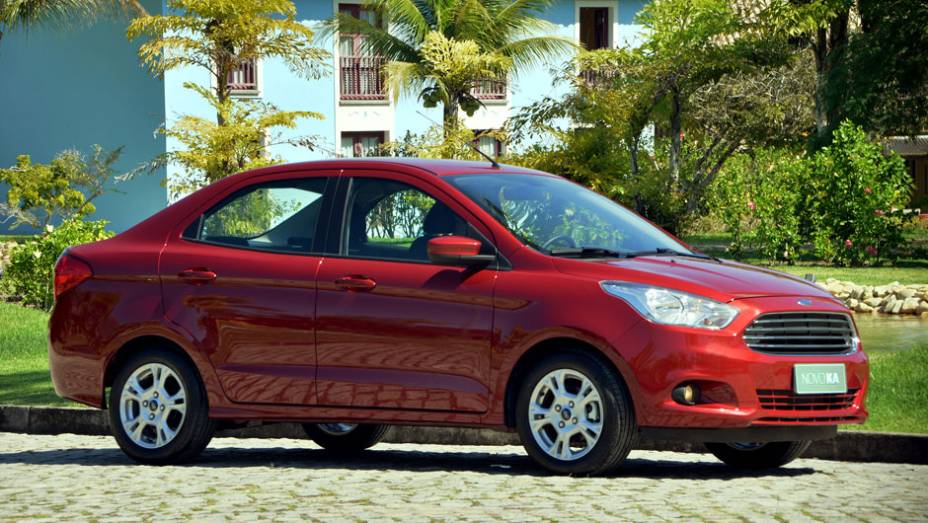 O Ka+ (sedã) terá sempre grade prata ou cromada e com filetes | <a href="https://gutenberg.quatrorodas.abril.com.br/carros/lancamentos/ford-ka-794793.shtml" rel="migration">Leia mais</a>