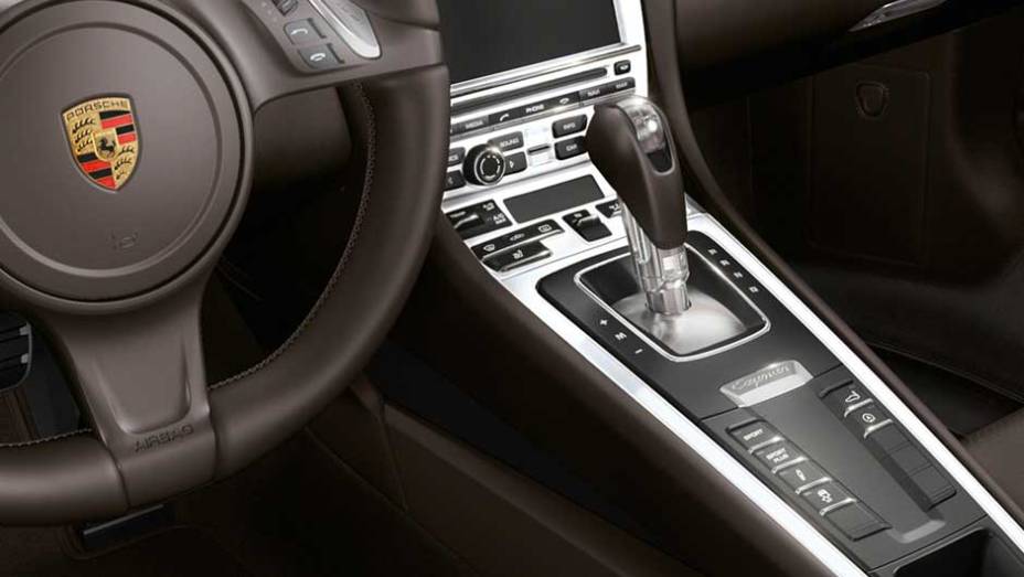 O console central tem acabamento esmerado feito à mão | <a href="https://gutenberg.quatrorodas.abril.com.br/noticias/fabricantes/porsche-cayman-s-ganha-personalizacao-fabrica-894381.shtml" rel="migration">Leia mais</a>