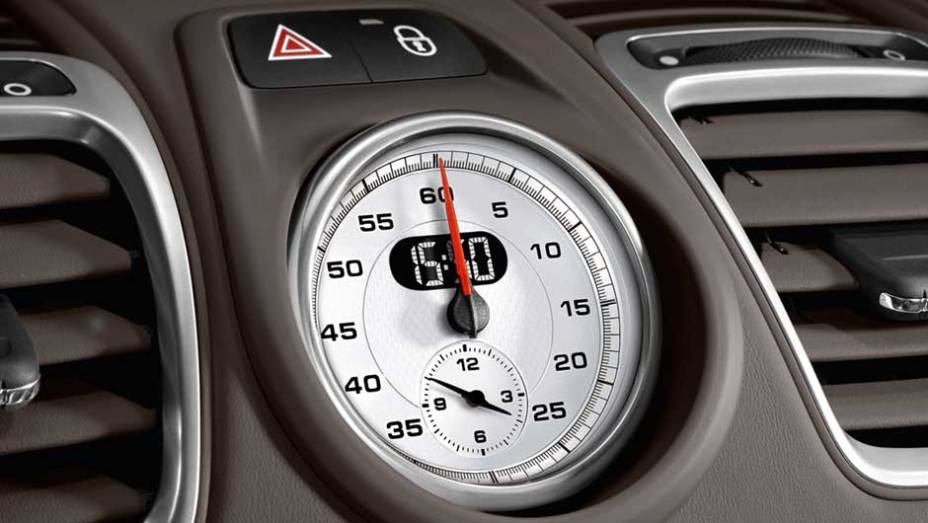 Este cronômetro faz parte do Sport Package, concebido para uso em pistas durante <em>track-days</em> | <a href="https://gutenberg.quatrorodas.abril.com.br/noticias/fabricantes/porsche-cayman-s-ganha-personalizacao-fabrica-894381.shtml" rel="migration">Leia mais</a>