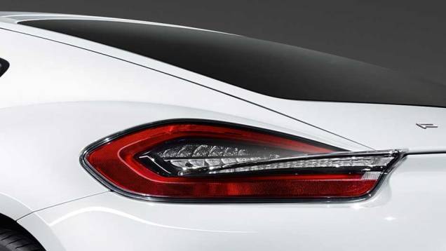 Detalhe das lanternas escurecidas; os faróis também tem lentes fumês | <a href="https://gutenberg.quatrorodas.abril.com.br/noticias/fabricantes/porsche-cayman-s-ganha-personalizacao-fabrica-894381.shtml" rel="migration">Leia mais</a> Detalhe das lanternas escurecidas; os faróis também tem lentes fumês | <a href="https://gutenberg.quatrorodas.abril.com.br/noticias/fabricantes/porsche-cayman-s-ganha-personalizacao-fabrica-894381.shtml" rel="migration">Leia mais</a>