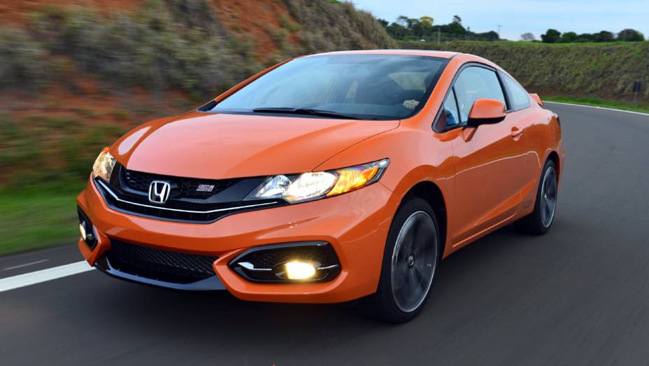 O aclamado Civic Si está de volta ao Brasil, desta vez importado do Canadá e somente na versão cupê | <a href="https://gutenberg.quatrorodas.abril.com.br/carros/lancamentos/honda-civic-si-805295.shtml" rel="migration">Leia mais</a>