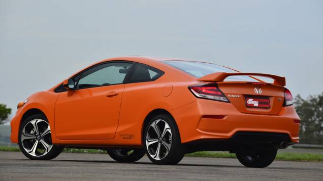 No entanto, ao contrário de seu antecessor, o Si tem visual mais chamativo, com direito a um grande aerofólio na tampa do porta-malas | <a href="https://gutenberg.quatrorodas.abril.com.br/carros/lancamentos/honda-civic-si-805295.shtml" rel="migration">Leia mais</a> No entanto, ao contrário de seu antecessor, o Si tem visual mais chamativo, com direito a um grande aerofólio na tampa do porta-malas | <a href="https://gutenberg.quatrorodas.abril.com.br/carros/lancamentos/honda-civic-si-805295.shtml" rel="migration">Leia mais</a>