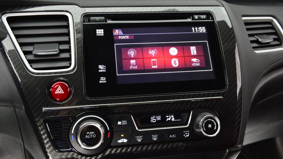 O console central tem apliques imitando fibra de carbono | <a href="https://gutenberg.quatrorodas.abril.com.br/carros/lancamentos/honda-civic-si-805295.shtml" rel="migration">Leia mais</a>