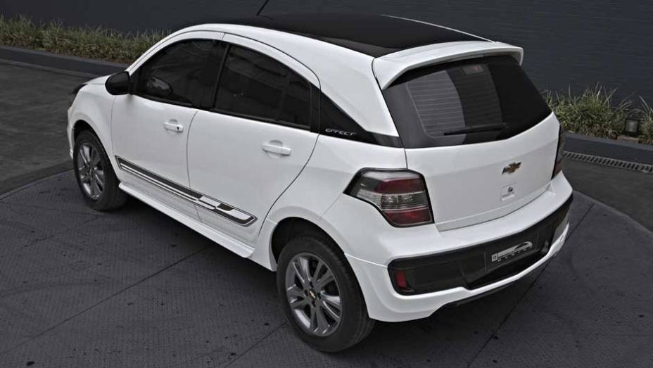 Na traseira, as lanternas ganharam nova disposi&ccedil;&atilde;o de luzes e uma se&ccedil;&atilde;o preta com luzes reflexivas | <a href="https://gutenberg.quatrorodas.abril.com.br/carros/lancamentos/chevrolet-agile-2014-756376.shtml" rel="migration">Leia mais</a>