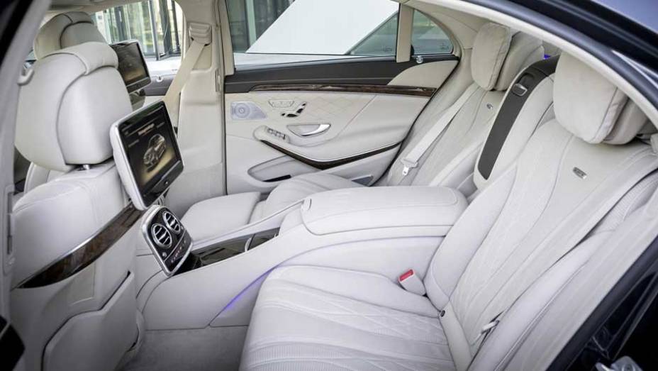 Interior sofisticado tem volante com apenas dois raios | <a href="https://gutenberg.quatrorodas.abril.com.br/carros/lancamentos//mercedes-benz-s65-amg-759711.shtml" rel="migration">Leia mais</a>