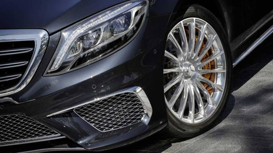 Disponível apenas na configuração de entre-eixos alongado, o S65 AMG será lançado em março por módicos 232.050 euros | <a href="https://gutenberg.quatrorodas.abril.com.br/carros/lancamentos//mercedes-benz-s65-amg-759711.shtml" rel="migration">Leia mais</a>