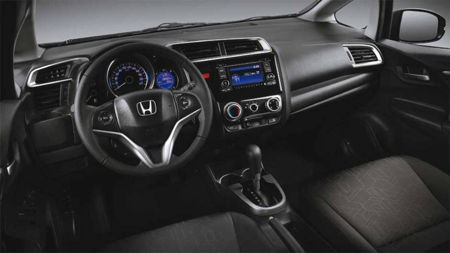 A cabine da versão LX agora tem detalhes na cor prata | <a href="https://gutenberg.quatrorodas.abril.com.br/noticias/fabricantes/honda-lanca-linha-2016-fit-874082.shtml" rel="migration">Leia mais</a>