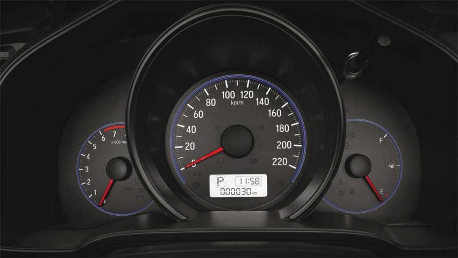 A antiga iluminação âmbar foi substituída por uma mais moderna, com tons de azul e branco na versão LX | <a href="https://gutenberg.quatrorodas.abril.com.br/noticias/fabricantes/honda-lanca-linha-2016-fit-874082.shtml" rel="migration">Leia mais</a>