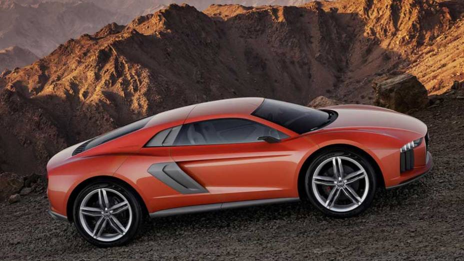 Bombado, o carro tem design que segue a identidade visual da marca, embora faróis e lanternas sejam mais futuristas | <a href="https://gutenberg.quatrorodas.abril.com.br/saloes/frankfurt/2013/audi-nanuk-quattro-concept-753021.shtml" rel="migration">Leia mais</a>