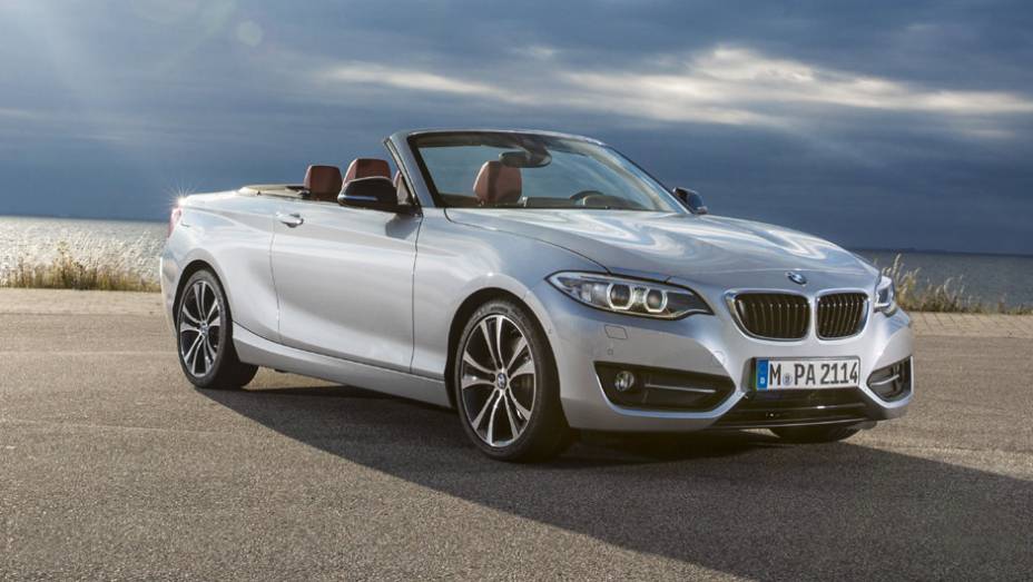 Eis o terceiro membro da família Série 2: a versão conversível estreia no Salão de Paris | <a href="https://gutenberg.quatrorodas.abril.com.br/noticias/saloes/paris-2014/bmw-revela-serie-2-convertible-799406.shtml" rel="migration">Leia mais</a>