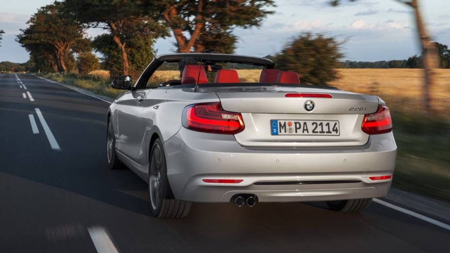 O design da traseira caiu bem na versão sem capota | <a href="https://gutenberg.quatrorodas.abril.com.br/noticias/saloes/paris-2014/bmw-revela-serie-2-convertible-799406.shtml" rel="migration">Leia mais</a>