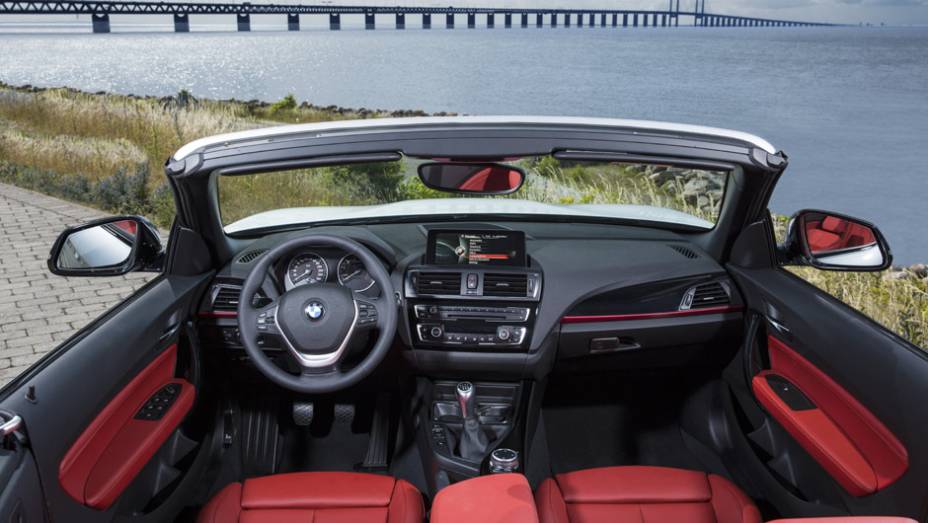 Elegante, o interior tem sistema multimídia com tela de 6,5 polegadas | <a href="https://gutenberg.quatrorodas.abril.com.br/noticias/saloes/paris-2014/bmw-revela-serie-2-convertible-799406.shtml" rel="migration">Leia mais</a>