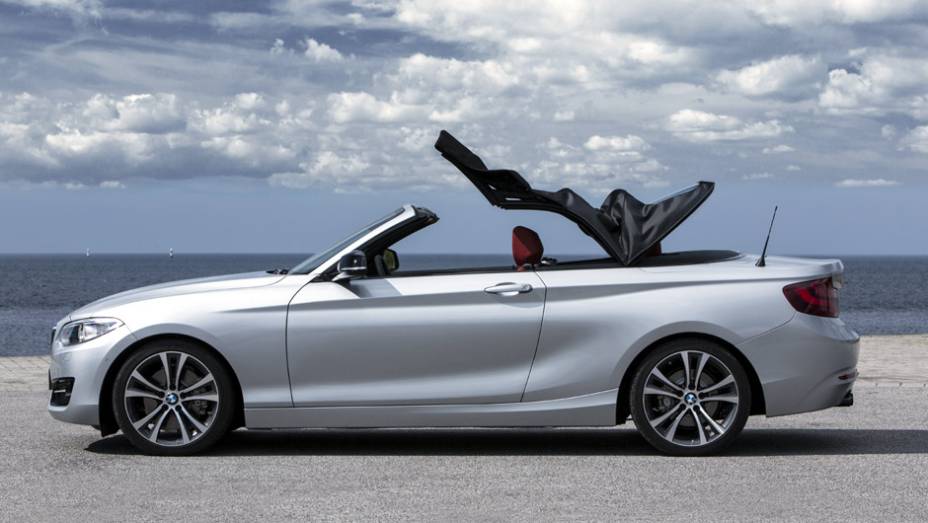 Basta um toque no botão para que a capota seja recolhida em apenas 20 segundos | <a href="https://gutenberg.quatrorodas.abril.com.br/noticias/saloes/paris-2014/bmw-revela-serie-2-convertible-799406.shtml" rel="migration">Leia mais</a>