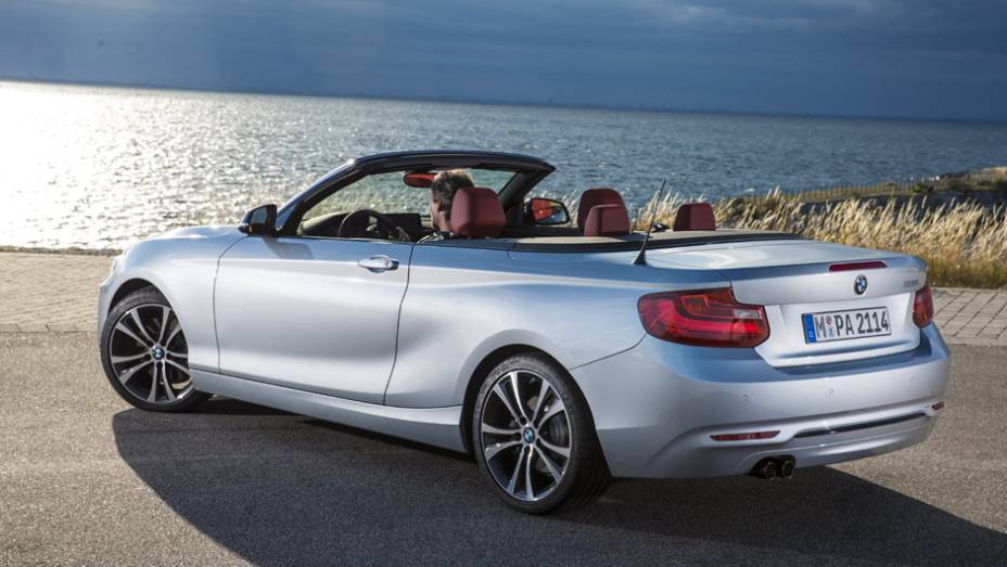 As vendas do modelo começam em fevereiro de 2015 | <a href="https://gutenberg.quatrorodas.abril.com.br/noticias/saloes/paris-2014/bmw-revela-serie-2-convertible-799406.shtml" rel="migration">Leia mais</a>