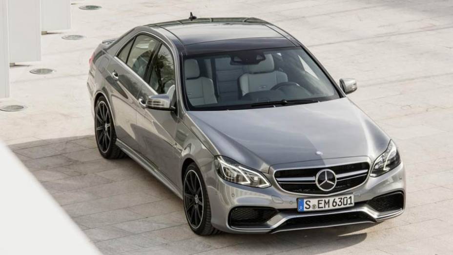 Completamente reestilizado, o E63 AMG seguiu os passos do novo Classe E ao abandonar os far&oacute;is duplos | <a href="https://gutenberg.quatrorodas.abril.com.br/saloes/detroit/2013/mercedes-benz-e63-amg-730591.shtml" rel="migration">Leia mais</a>