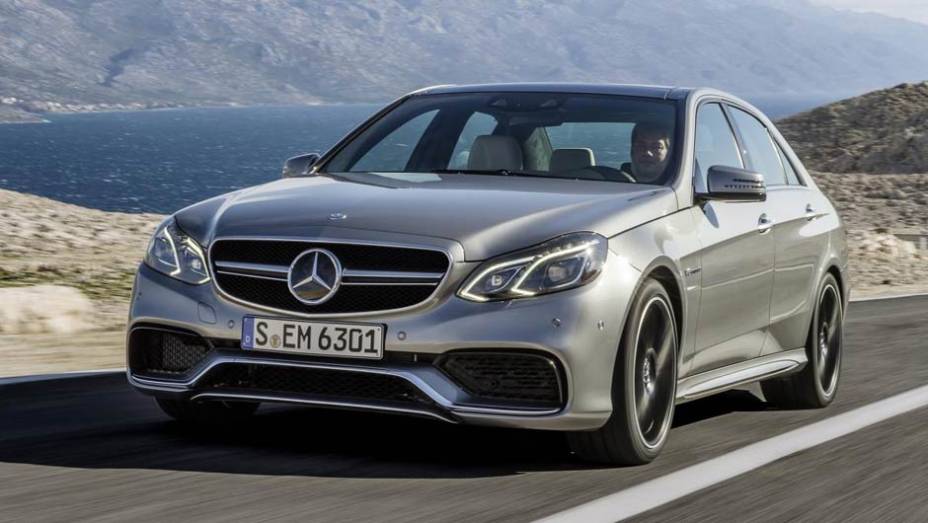 O para-choque tem entradas de ar maiores em rela&ccedil;&atilde;o ao Classe E convencional | <a href="https://gutenberg.quatrorodas.abril.com.br/saloes/detroit/2013/mercedes-benz-e63-amg-730591.shtml" rel="migration">Leia mais</a>