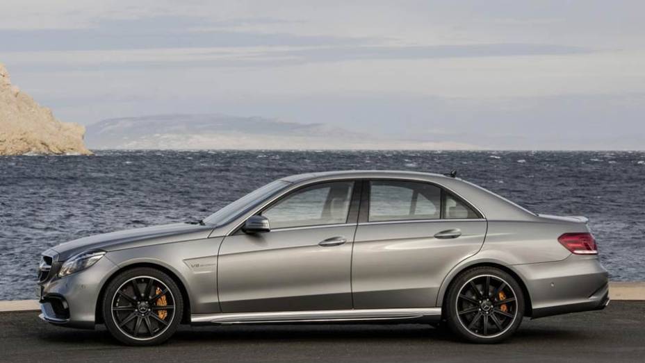 A lateral lembra muito a gera&ccedil;&atilde;o anterior | <a href="https://gutenberg.quatrorodas.abril.com.br/saloes/detroit/2013/mercedes-benz-e63-amg-730591.shtml" rel="migration">Leia mais</a>