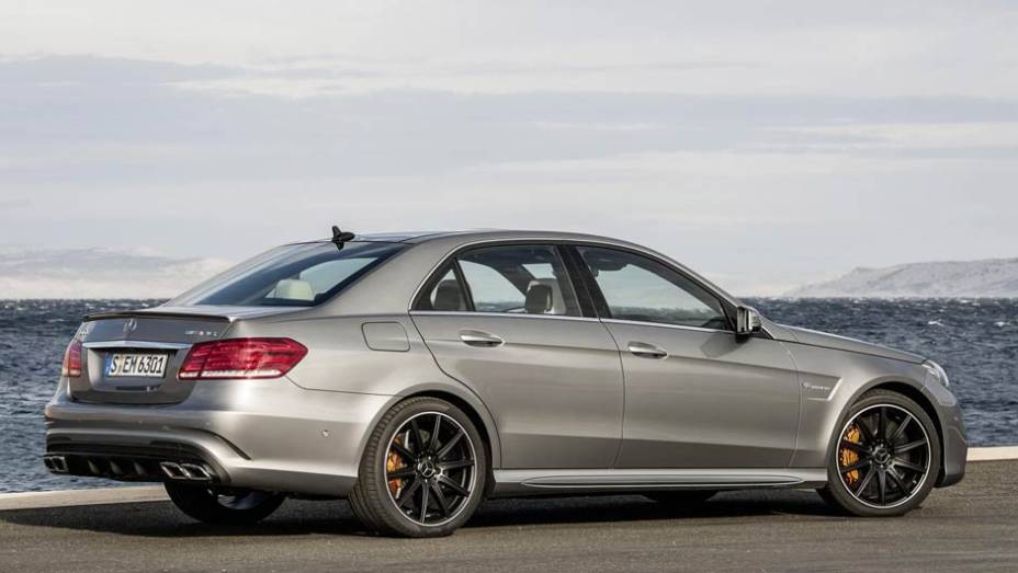 Atr&aacute;s, as lanternas ganharam nova disposi&ccedil;&atilde;o de luzes | <a href="https://gutenberg.quatrorodas.abril.com.br/saloes/detroit/2013/mercedes-benz-e63-amg-730591.shtml" rel="migration">Leia mais</a>