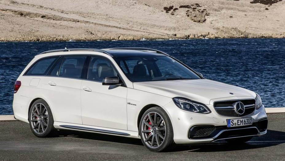 Quem gosta (ou precisa) de levar a fam&iacute;lia pode ficar com a vers&atilde;o perua | <a href="https://gutenberg.quatrorodas.abril.com.br/saloes/detroit/2013/mercedes-benz-e63-amg-730591.shtml" rel="migration">Leia mais</a>