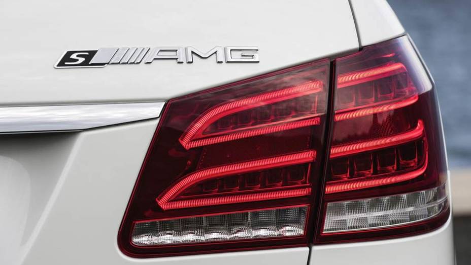 A vers&atilde;o S-Model eleva a pot&ecirc;ncia para 585 cv | <a href="https://gutenberg.quatrorodas.abril.com.br/saloes/detroit/2013/mercedes-benz-e63-amg-730591.shtml" rel="migration">Leia mais</a>