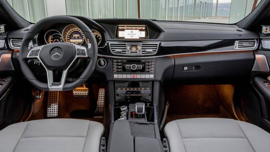 Elegante, o interior traz acabamento de primeira qualidade e apliques de alum&iacute;nio | <a href="https://gutenberg.quatrorodas.abril.com.br/saloes/detroit/2013/mercedes-benz-e63-amg-730591.shtml" rel="migration">Leia mais</a>